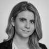 En profilbild av fastighetsmäklare Emelie Andersson