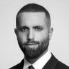 En profilbild av fastighetsmäklare Mikael Efram