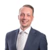 En profilbild av fastighetsmäklare Erik Gustafsson