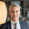 En profilbild av fastighetsmäklare Andreas Fält