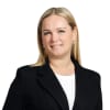 En profilbild av fastighetsmäklare Karolina Hjelmåker