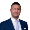 En profilbild av fastighetsmäklare Robin Almanakis