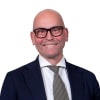 En profilbild av fastighetsmäklare Martin André