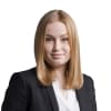 En profilbild av fastighetsmäklare Emma Olin