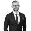 En profilbild av fastighetsmäklare Adam Stephani