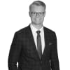 En profilbild av fastighetsmäklare Pontus Pärson