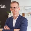 En profilbild av fastighetsmäklare Johan Axelsson