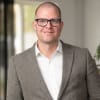 En profilbild av fastighetsmäklare Rickard Wiklund