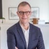 En profilbild av fastighetsmäklare Roger Johansson