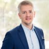 En profilbild av fastighetsmäklare Daniel Sjöberg