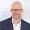 En profilbild av fastighetsmäklare Thomas Sandelius