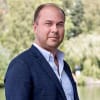 En profilbild av fastighetsmäklare Daniel Engman