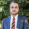 En profilbild av fastighetsmäklare Markus Cederljung