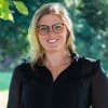 En profilbild av fastighetsmäklare Eleonor Björnhag