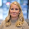 En profilbild av fastighetsmäklare Jennie Adolfsson Kamperin