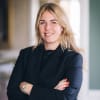 En profilbild av fastighetsmäklare Louise Andersson