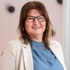 En profilbild av fastighetsmäklare Janina Gustafsson
