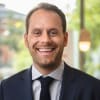 En profilbild av fastighetsmäklare Erik Andersson