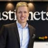 En profilbild av fastighetsmäklare Christofer Svensson