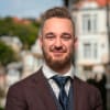 En profilbild av fastighetsmäklare Daniel Anderson