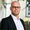 En profilbild av fastighetsmäklare Anders Arosenius