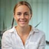 En profilbild av fastighetsmäklare Anna Karlsson