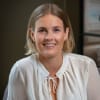 En profilbild av fastighetsmäklare Linn Widelund Gårdhagen
