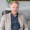 En profilbild av fastighetsmäklare Niclas Fischer