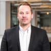 En profilbild av fastighetsmäklare Magnus Wikland