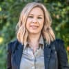 En profilbild av fastighetsmäklare Erica Sjöholm