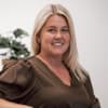 En profilbild av fastighetsmäklare Rebecca Fogelberg