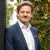 En profilbild av fastighetsmäklare Fredrik Winlund