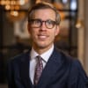 En profilbild av fastighetsmäklare Mattias Karlsson
