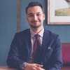 En profilbild av fastighetsmäklare Kenan Hasanoglu