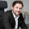 En profilbild av fastighetsmäklare Dennis Stenström