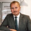 En profilbild av fastighetsmäklare Fredrik Bergqvist