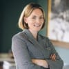 En profilbild av fastighetsmäklare Moa Kronståhl Pil