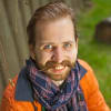 En profilbild av fastighetsmäklare Gustav Fällström