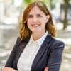 En profilbild av fastighetsmäklare Anna Johansson
