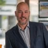 En profilbild av fastighetsmäklare Niklas Hedin