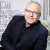 En profilbild av fastighetsmäklare Peter Nilsson