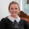En profilbild av fastighetsmäklare Maja Sandell