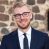 En profilbild av fastighetsmäklare Felix Öberg