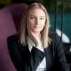 En profilbild av fastighetsmäklare Emelie Ekholm