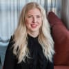 En profilbild av fastighetsmäklare Julia Eriksson