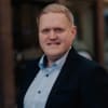 En profilbild av fastighetsmäklare Mattias Jonsson