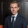 En profilbild av fastighetsmäklare Christopher Westergren