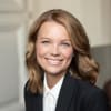 En profilbild av fastighetsmäklare Amanda Örn