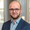 En profilbild av fastighetsmäklare Andreas Mattsson