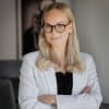 En profilbild av fastighetsmäklare Emma Passchier